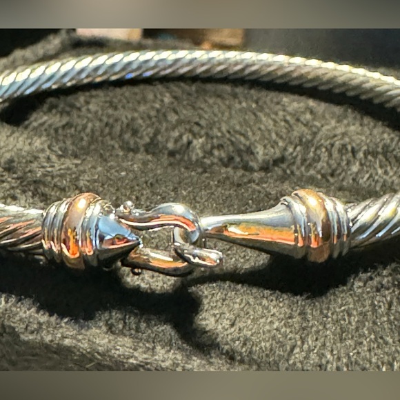 Silver Cable-like Bracelet with cute horseshoe hook clasp - Picture 4 of 5